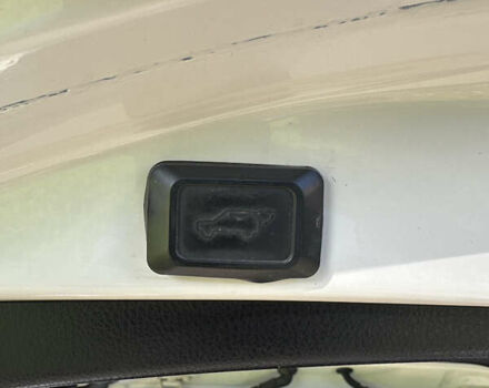 Белый Тойота РАВ 4, объемом двигателя 2.5 л и пробегом 147 тыс. км за 20399 $, фото 15 на Automoto.ua