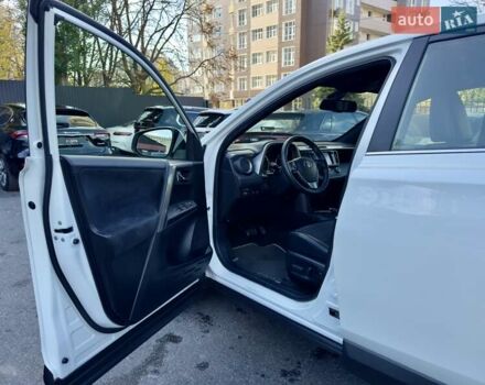 Тойота РАВ 4 2016 в Киеве на Automoto.ua Белый Тойота РАВ 4, объемом двигателя 2.5 л и пробегом 165 тыс. км за 22200 $, фото 14 на Automoto.ua