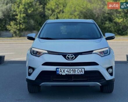Белый Тойота РАВ 4, объемом двигателя 2.49 л и пробегом 170 тыс. км за 15000 $, фото 1 на Automoto.ua