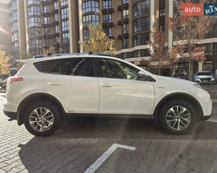 Тойота РАВ 4 2017 в Киеве на Automoto.ua Белый Тойота РАВ 4, объемом двигателя 2.49 л и пробегом 95 тыс. км за 21500 $, фото 7 на Automoto.ua