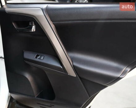 Білий Тойота РАВ 4, об'ємом двигуна 2.49 л та пробігом 72 тис. км за 24000 $, фото 32 на Automoto.ua