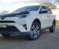 Белый Тойота РАВ 4, объемом двигателя 2 л и пробегом 115 тыс. км за 17500 $, фото 1 на Automoto.ua