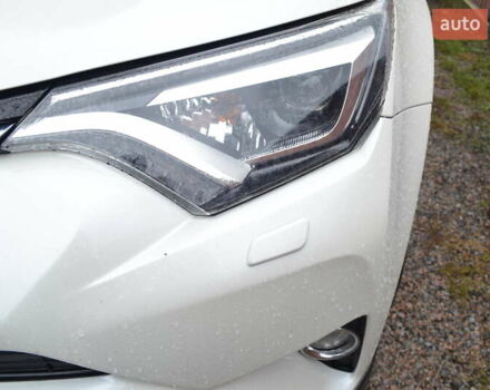 Тойота РАВ 4 2017 в Виннице на Automoto.ua Белый Тойота РАВ 4, объемом двигателя 2.49 л и пробегом 199 тыс. км за 22990 $, фото 10 на Automoto.ua