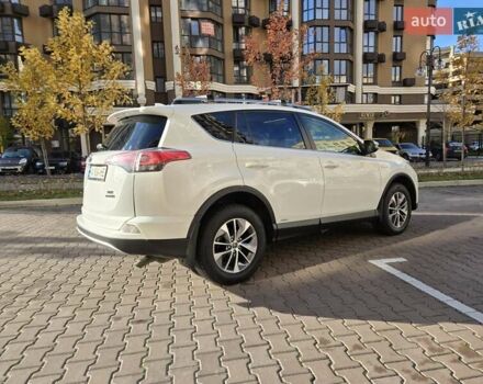 Тойота РАВ 4 2017 в Киеве на Automoto.ua Белый Тойота РАВ 4, объемом двигателя 2.49 л и пробегом 95 тыс. км за 21500 $, фото 4 на Automoto.ua