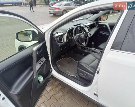 Тойота РАВ 4 2017 в Стрые на Automoto.ua Белый Тойота РАВ 4, объемом двигателя 2.49 л и пробегом 143 тыс. км за 23500 $, фото 15 на Automoto.ua