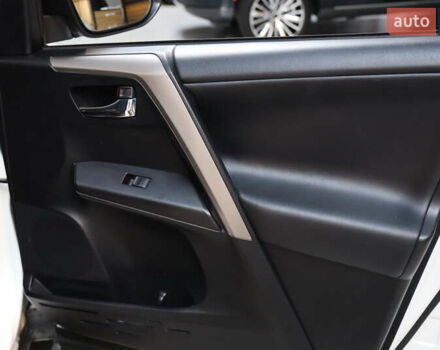 Білий Тойота РАВ 4, об'ємом двигуна 2.49 л та пробігом 72 тис. км за 24000 $, фото 36 на Automoto.ua