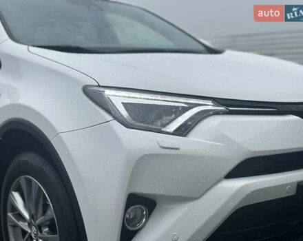 Тойота РАВ 4 2017 в Львове на Automoto.ua Белый Тойота РАВ 4, объемом двигателя 2.49 л и пробегом 187 тыс. км за 22990 $, фото 6 на Automoto.ua