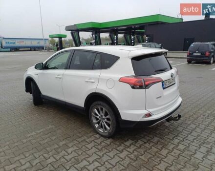 Тойота РАВ 4 2017 в Стрые на Automoto.ua Белый Тойота РАВ 4, объемом двигателя 2.49 л и пробегом 143 тыс. км за 23500 $, фото 4 на Automoto.ua