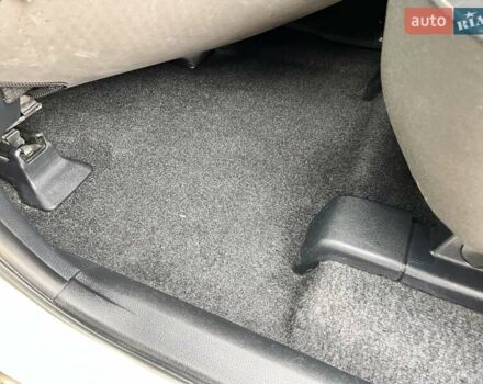 Белый Тойота РАВ 4, объемом двигателя 2 л и пробегом 171 тыс. км за 19999 $, фото 63 на Automoto.ua