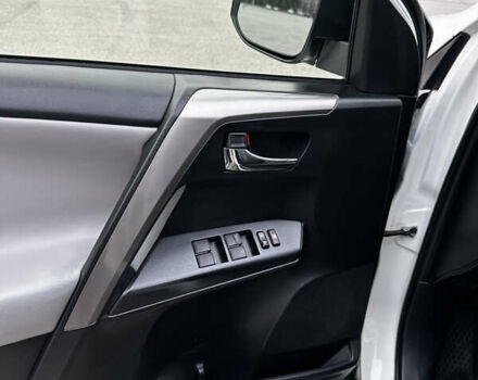 Білий Тойота РАВ 4, об'ємом двигуна 2.49 л та пробігом 163 тис. км за 18000 $, фото 27 на Automoto.ua