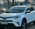 Белый Тойота РАВ 4, объемом двигателя 2 л и пробегом 220 тыс. км за 20999 $, фото 1 на Automoto.ua