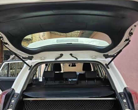 Белый Тойота РАВ 4, объемом двигателя 2.5 л и пробегом 110 тыс. км за 23500 $, фото 4 на Automoto.ua