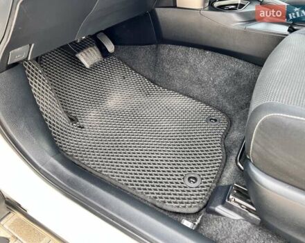 Белый Тойота РАВ 4, объемом двигателя 2 л и пробегом 171 тыс. км за 19999 $, фото 74 на Automoto.ua