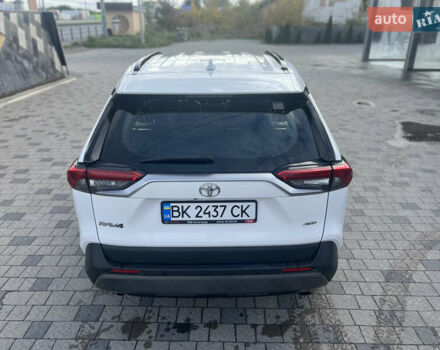 Тойота РАВ 4 2019 в Ровно на Automoto.ua Белый Тойота РАВ 4, объемом двигателя 1.99 л и пробегом 83 тыс. км за 28400 $, фото 13 на Automoto.ua