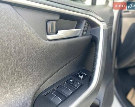 Тойота РАВ 4 2019 в Полтаве на Automoto.ua Белый Тойота РАВ 4, объемом двигателя 1.99 л и пробегом 101 тыс. км за 28700 $, фото 10 на Automoto.ua