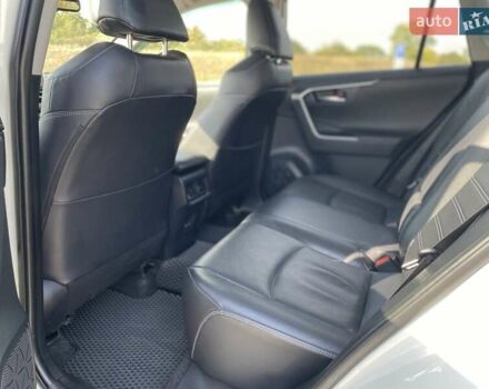 Тойота РАВ 4 2019 в Полтаве на Automoto.ua Белый Тойота РАВ 4, объемом двигателя 1.99 л и пробегом 101 тыс. км за 28700 $, фото 8 на Automoto.ua