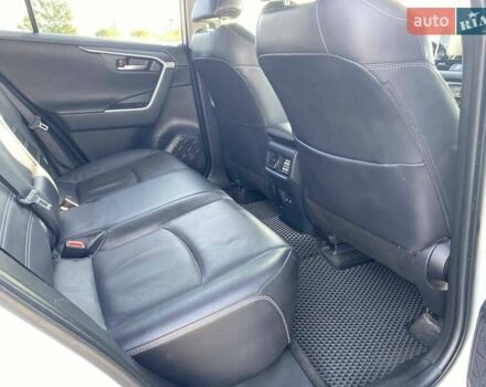 Тойота РАВ 4 2019 в Полтаве на Automoto.ua Белый Тойота РАВ 4, объемом двигателя 1.99 л и пробегом 101 тыс. км за 28700 $, фото 9 на Automoto.ua