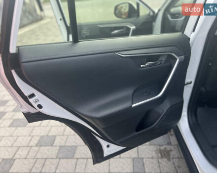 Тойота РАВ 4 2019 в Ровно на Automoto.ua Белый Тойота РАВ 4, объемом двигателя 1.99 л и пробегом 83 тыс. км за 28400 $, фото 31 на Automoto.ua