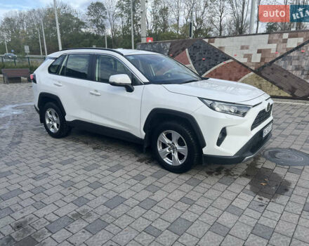 Тойота РАВ 4 2019 в Ровно на Automoto.ua Белый Тойота РАВ 4, объемом двигателя 1.99 л и пробегом 83 тыс. км за 28400 $, фото 5 на Automoto.ua
