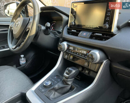 Белый Тойота РАВ 4, объемом двигателя 2 л и пробегом 215 тыс. км за 21000 $, фото 1 на Automoto.ua