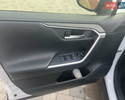 Тойота РАВ 4 2019 в Ровно на Automoto.ua Белый Тойота РАВ 4, объемом двигателя 1.99 л и пробегом 83 тыс. км за 28400 $, фото 32 на Automoto.ua