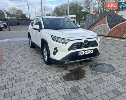 Тойота РАВ 4 2019 в Ровно на Automoto.ua Белый Тойота РАВ 4, объемом двигателя 1.99 л и пробегом 83 тыс. км за 28400 $, фото 3 на Automoto.ua