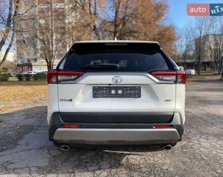 Тойота РАВ 4 2019 в Полтаве на Automoto.ua Белый Тойота РАВ 4, объемом двигателя 1.99 л и пробегом 101 тыс. км за 28700 $, фото 5 на Automoto.ua