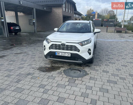 Тойота РАВ 4 2019 в Ровно на Automoto.ua Белый Тойота РАВ 4, объемом двигателя 1.99 л и пробегом 83 тыс. км за 28400 $, фото 2 на Automoto.ua