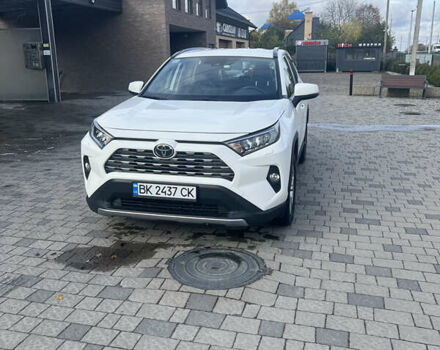 Тойота РАВ 4 2019 в Ровно на Automoto.ua Белый Тойота РАВ 4, объемом двигателя 1.99 л и пробегом 83 тыс. км за 28400 $, фото 1 на Automoto.ua