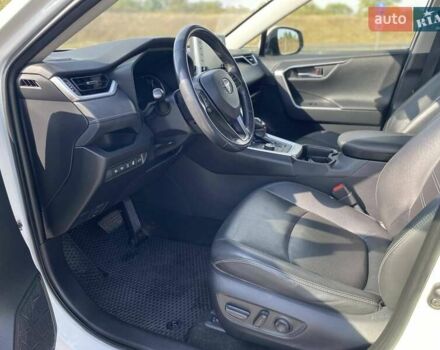 Тойота РАВ 4 2019 в Полтаве на Automoto.ua Белый Тойота РАВ 4, объемом двигателя 1.99 л и пробегом 101 тыс. км за 28700 $, фото 6 на Automoto.ua