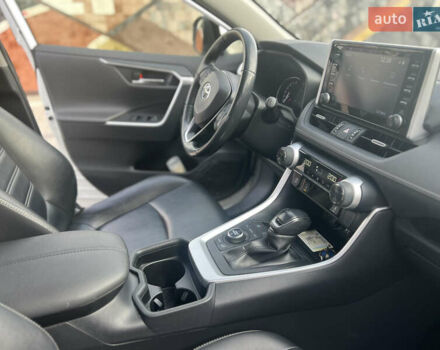 Тойота РАВ 4 2019 в Ровно на Automoto.ua Белый Тойота РАВ 4, объемом двигателя 1.99 л и пробегом 83 тыс. км за 28400 $, фото 22 на Automoto.ua