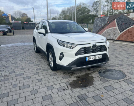 Тойота РАВ 4 2019 в Ровно на Automoto.ua Белый Тойота РАВ 4, объемом двигателя 1.99 л и пробегом 83 тыс. км за 28400 $, фото 4 на Automoto.ua
