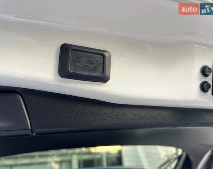 Тойота РАВ 4 2020 в Полтаве на Automoto.ua Белый Тойота РАВ 4, объемом двигателя 2.49 л и пробегом 81 тыс. км за 34000 $, фото 13 на Automoto.ua
