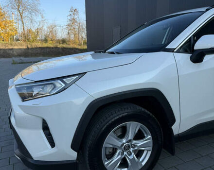 Тойота РАВ 4 2021 в Хмельницком на Automoto.ua Белый Тойота РАВ 4, объемом двигателя 1.99 л и пробегом 38 тыс. км за 31500 $, фото 2 на Automoto.ua