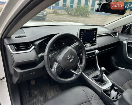 Тойота РАВ 4 2021 в Кривом Роге на Automoto.ua Белый Тойота РАВ 4, объемом двигателя 1.99 л и пробегом 51 тыс. км за 26000 $, фото 14 на Automoto.ua