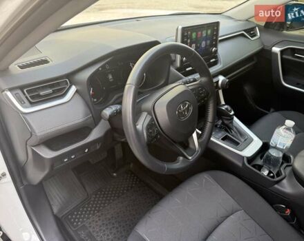 Тойота РАВ 4 2021 в Полтаве на Automoto.ua Белый Тойота РАВ 4, объемом двигателя 1.99 л и пробегом 32 тыс. км за 30900 $, фото 12 на Automoto.ua
