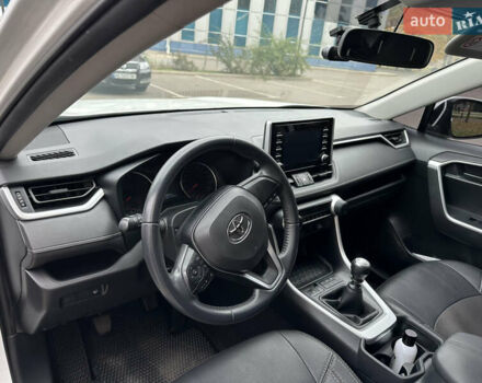 Тойота РАВ 4 2021 в Кривом Роге на Automoto.ua Белый Тойота РАВ 4, объемом двигателя 1.99 л и пробегом 51 тыс. км за 26000 $, фото 13 на Automoto.ua