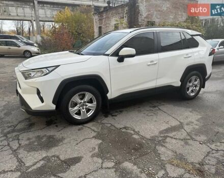 Тойота РАВ 4 2021 в Полтаве на Automoto.ua Белый Тойота РАВ 4, объемом двигателя 1.99 л и пробегом 32 тыс. км за 30900 $, фото 50 на Automoto.ua