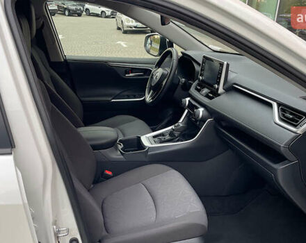 Белый Тойота РАВ 4, объемом двигателя 2 л и пробегом 20 тыс. км за 28752 $, фото 5 на Automoto.ua