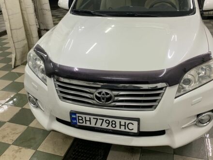 Білий Тойота РАВ 4, об'ємом двигуна 2 л та пробігом 136 тис. км за 12900 $, фото 1 на Automoto.ua
