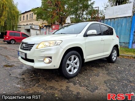 Белый Тойота РАВ 4, объемом двигателя 2 л и пробегом 233 тыс. км за 11999 $, фото 1 на Automoto.ua