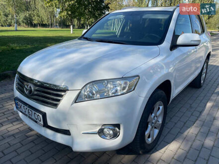 Тойота РАВ 4 2011 у Рівному на Automoto.ua Білий Тойота РАВ 4, об'ємом двигуна 2.23 л та пробігом 206 тис. км за 12750 $, фото 1 на Automoto.ua