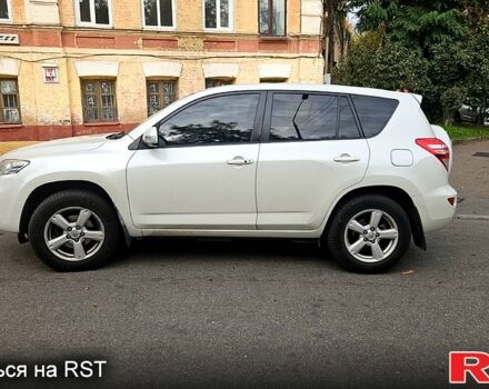Белый Тойота РАВ 4, объемом двигателя 2 л и пробегом 17300 тыс. км за 13000 $, фото 1 на Automoto.ua