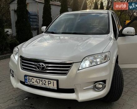 Белый Тойота РАВ 4, объемом двигателя 1.99 л и пробегом 205 тыс. км за 14000 $, фото 1 на Automoto.ua