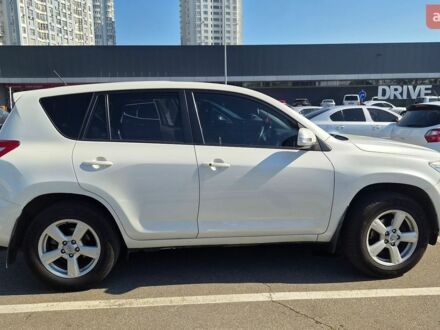 Білий Тойота РАВ 4, об'ємом двигуна 2 л та пробігом 185 тис. км за 11500 $, фото 1 на Automoto.ua