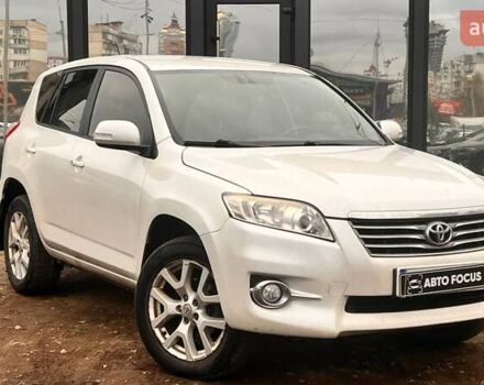 Белый Тойота РАВ 4, объемом двигателя 2 л и пробегом 147 тыс. км за 10990 $, фото 1 на Automoto.ua