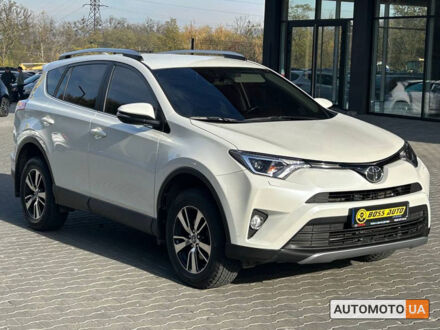 Тойота РАВ 4 2017 у Чернівцях на Automoto.ua Білий Тойота РАВ 4, об'ємом двигуна 2.2 л та пробігом 61 тис. км за 24700 $, фото 1 на Automoto.ua