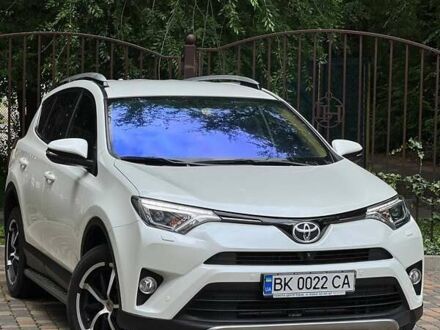Тойота РАВ 4 2017 у Рівному на Automoto.ua Білий Тойота РАВ 4, об'ємом двигуна 2.23 л та пробігом 84 тис. км за 30300 $, фото 1 на Automoto.ua
