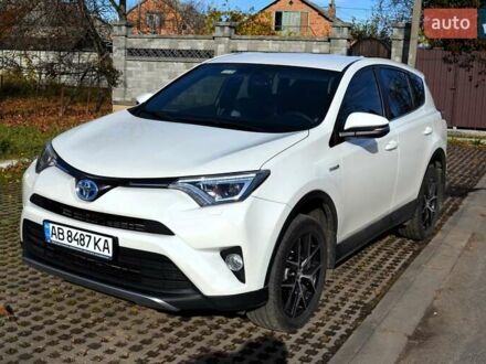 Тойота РАВ 4 2017 у Вінниці на Automoto.ua Білий Тойота РАВ 4, об'ємом двигуна 2.49 л та пробігом 198 тис. км за 22987 $, фото 1 на Automoto.ua