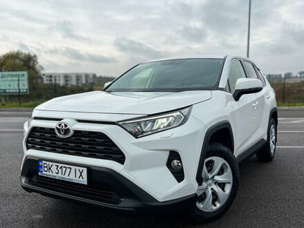 Тойота РАВ 4 2019 в Ровно на Automoto.ua Белый Тойота РАВ 4, объемом двигателя 1.99 л и пробегом 77 тыс. км за 24700 $, фото 1 на Automoto.ua